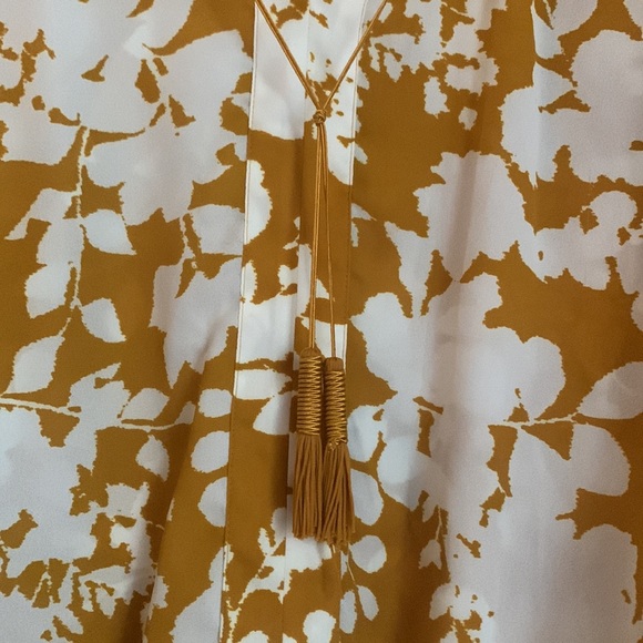 Beautiful yellow and white floral top with decorative tassels. Size M. - Picture 5 of 7